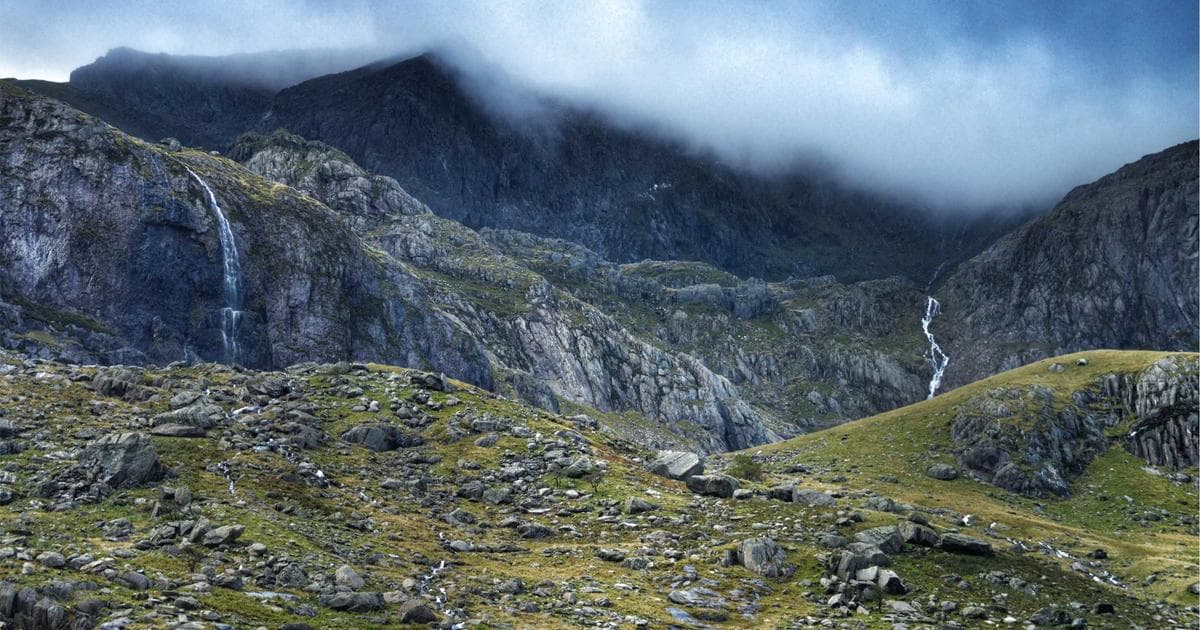 Saskatchewan Legislature Building in Regina with a green lawn in summer