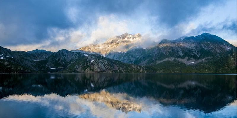 A newcomer in Canada learning about Employment Insurance EI benefits and eligibility