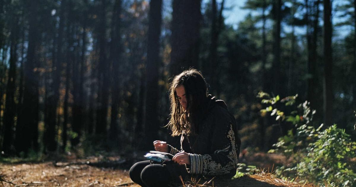 Diverse newcomers interacting with a settlement worker, symbolizing free settlement services in Canada.