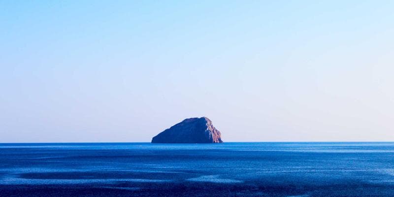 Payment terminal showing tip options common in Canadian businesses