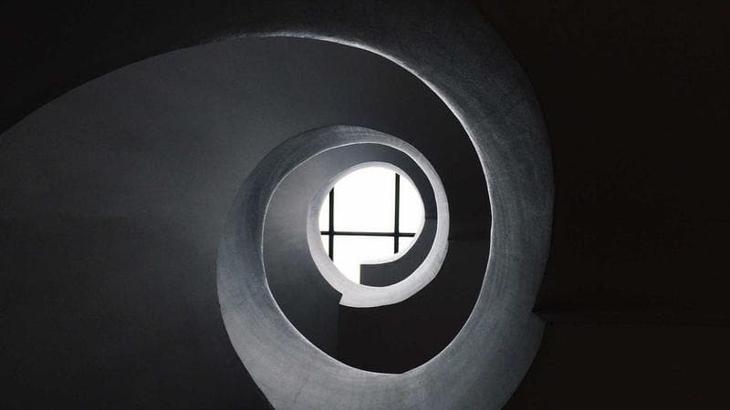 Legal documents and wedding rings on a desk, representing the divorce process in Canada for newcomers