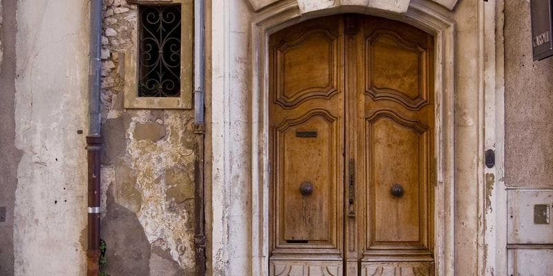 A checklist on a clipboard with moving boxes in the background