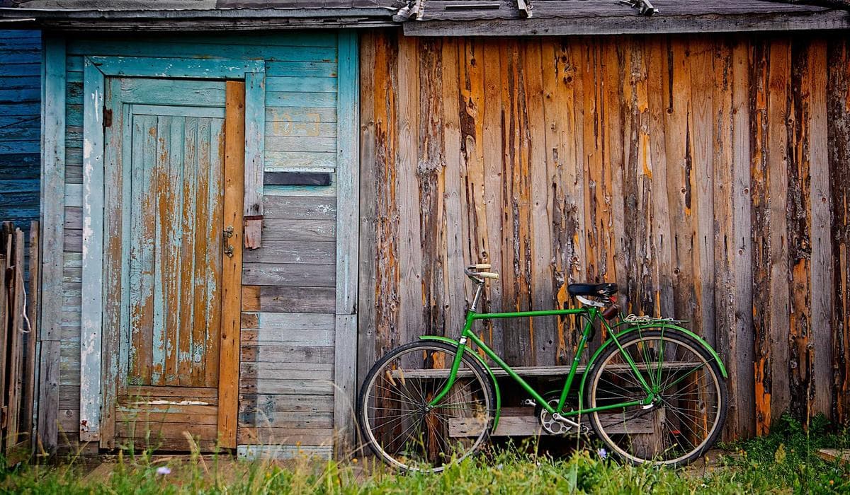 Newcomer employee filling out TD1 personal tax credits form at new job